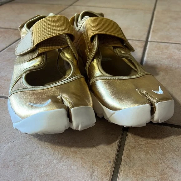 RARE -LIKE NEW Nike Air Rift Metallic Gold Tabis Training Sandal Shoe, Sz 7 - Picture 5 of 10